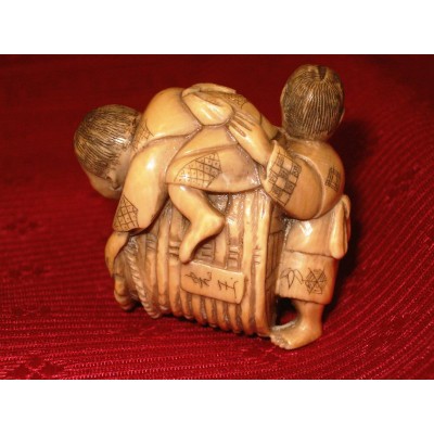 Netsuke Bambini con una cesta